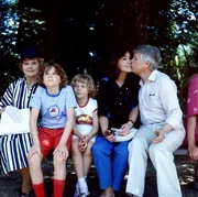 Angi (Thekla Carola Wied, 2.v.r.) und Werner (Peter Weck, r.) sind nicht so bei der Sache, wie Frau Rabe (Bruni L&ouml;bel, l.) und die Kinder Tom (Tarek Helmy, 2.v.l.) und Markus (Timmo Niesner, M.).