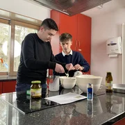 Die beiden Freunde Adrian und Elton beim Kochen