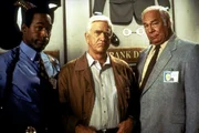 Nordberg (O. J. Simpson, l.) und Captain Hocken (George Kennedy, r.) k&ouml;nnen Frank (Leslie Nielsen, M.) &uuml;berreden, ein letztes Mal f&uuml;r die Polizei zu arbeiten. Gemeinsam planen sie einen spektakul&auml;ren Undercover-Einsatz ...