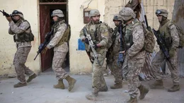 US Navy Seal Chris Kyle (Bradley Cooper, 3.v.l.) wird mit nur einer Aufgabe nach Irak gesendet: seine Kameraden zu besch&uuml;tzen. Mit seiner unfehlbaren Genauigkeit rettet er unz&auml;hlige Leben auf dem Schlachtfeld.