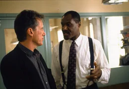 Captain Brix (Delroy Lindo, r.) hat eine ganz besondere &Uuml;berraschung f&uuml;r John Moss (James Woods, l.) ...