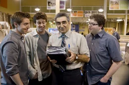 Zusammen mit Mr. Levenstein (Eugene Levy, 2.v.r.) wollen Nathan (Kevin Horton, l.), Rob (Bug Hall, 2.v.l.) und Lube (Brandon Hardesty, r.) das "Buch der Liebe" &uuml;berarbeiten ...