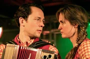 Sie sind Geschwister und Bandkollegen: Dominik Wachter (Daniel Langbein, li.) und Jana Skoff (Emily Cox).