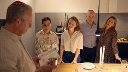 Drei Generationen - Familie Ziper beim Schabbat.