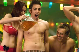 F&uuml;r Mike (Jake Siegel, M.) und Dwight Stifler (Steve Talley, r.) ist das Wochenende das Geilste ihres Lebens ...
