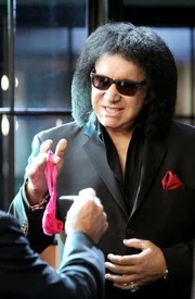 Gene Simmons (spielt sich selbst), der Bassist der Rockgruppe "Kiss", hilft den CSI-Ermittlern im Mordfall eines Groupies maßgeblich weiter, in dem er sie auf die Machenschaften eines Unternehmen namens "Fame Experience" hinweist. Gene Simmons (spielt sich selbst), der Bassist der Rockgruppe "Kiss", hilft den CSI-Ermittlern im Mordfall eines Groupies maßgeblich weiter, in dem er sie auf die Machenschaften eines Unternehmen namens "Fame Experience" hinweist.