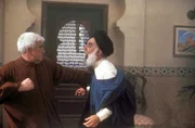 Wenn es n&ouml;tig ist, l&auml;sst Frank (Leslie Nielsen, l.) seine Gegner auch mal seine stahlharten F&auml;uste sp&uuml;ren ...