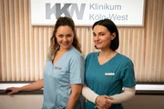Pressetermin am Set der RTL-Medical-Serie "Nachtschwestern": Ines Quermann (l.) als Ella Fink und Mimi Fiedler (r.) als Nora Altmeyer. Pressetermin am Set der RTL-Medical-Serie "Nachtschwestern": Ines Quermann (l.) als Ella Fink und Mimi Fiedler (r.) als Nora Altmeyer.