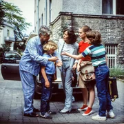 Im Schlafanzug will Werner (Peter Weck) seine Familie Tom (Tarek Helmy), Angi (Thekla Carola Wied), Tanja (Julia Biedermann) und Markus (Timmo Niesner) in die Schule oder das Gesch&auml;ft fahren. Angi's Laubfrosch - ihr alter VW - ist nicht angesprungen.