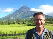 Nigel Marven auf der Insel Luzon. Im Hintergrund der aktive Vulkan Mayon.