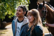 Fergus Reid (Rohan Nedd) und Harry Wild (Jane Seymour) untersuchen einen t&ouml;dlichen Vorfall bei einem Pferderennen.