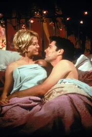 Dharma (Jenna Elfman) und Greg (Thomas Gibson) verlieben sich auf den ersten Blick. Dharma (Jenna Elfman) und Greg (Thomas Gibson) verlieben sich auf den ersten Blick.