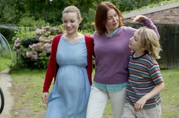 Endlich zuhause! Roza (Lina Wendel) mit ihrer Tochter Ewa (Kasia Borek, li.) und ihrem Enkel Kajetan (Maxim Topyla).