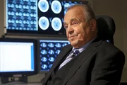 Prof. Simoni (Dieter Bellmann) fasst schweren Herzens einen Entschluss: Er möchte die Verantwortung für die derzeit wirtschaftlich schlechte Lage der Sachsenklinik übernehmen und zurücktreten. Prof. Simoni (Dieter Bellmann) fasst schweren Herzens einen Entschluss: Er möchte die Verantwortung für die derzeit wirtschaftlich schlechte Lage der Sachsenklinik übernehmen und zurücktreten.