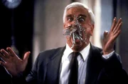 Drebins (Leslie Nielsen) Nase befindet sich in einer misslichen Lage: Ein fleischfressender Zierfisch des Industriellen Vincent Ludwig hat sich an ihr festgebissen ...