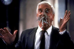 Drebins (Leslie Nielsen) Nase befindet sich in einer misslichen Lage: Ein fleischfressender Zierfisch des Industriellen Vincent Ludwig hat sich an ihr festgebissen ...