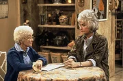 Sophia (Estelle Getty) unterhält sich mit Dorothy (Beatrice Arthur, r.) über deren Ex-Mann Stanley.