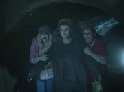 Siobhan (Charli Wookey, links), Remus (Justin Holborow, Mittw) und Gonzo (Lee Halley) stehen in einem Tunnel.