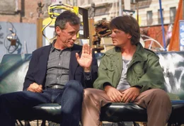 Der Cop John Moss (James Woods, l.) macht dem Schauspieler Nick Lang (Michael J. Fox, r.) klar, dass er keine Lust hat den Babysitter f&uuml;r den verweichlichten Hollywood-Star zu spielen ...