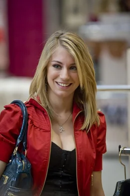 Sie wei&szlig;, wie sie die Jungs der High-School um den kleinen Finger wickeln kann: Ashley (Jennifer Holland)