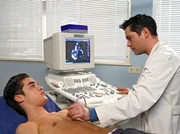 MDR Fernsehen IN ALLER FREUNDSCHAFT FOLGE 307, "Vaterliebe", am Donnerstag (23.05.13) um 11:45 Uhr. Bei der Untersuchung in der Sachsenklinik diagnostiziert Dr. Brentano (Thomas Koch, re.) bei Ingmar Streibel (Maximilian Befort, li.) eine Herzmuskelentz&uuml;ndung. Da Ingmar jetzt lange Zeit nicht mehr trainieren darf, schwinden seine Hoffnungen auf eine Profikarriere.