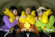 Der Taxi-Pilot Rock ist zwar ein wortkarger Space-Haudegen mit grenzwertigen Manieren und uraltem Gef&auml;hrt - aber das Auge reist schlie&szlig;lich mit: K&auml;pt'n Kork (Christian Tramitz, M.), Schrotty (Rick Kavanian, r.) und Mr. Spuck (Michael Bully Herbig, l.) ...