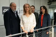 Hauptkommissar Richard Voss (Jan-Gregor Kremp, l.) und seine Kollegen Tom Kupfer (Ludwig Blochberger, 2.v.r.) und Annabell Lorenz (Stephanie Stumph, r.) sprechen mit Jasmin Wenzel (Susanne Bormann, M.), der Gesch&auml;ftspartnerin der Toten, die das Dating-Portal "M&uuml;nchen Flirt" nun alleine weiterf&uuml;hren muss.