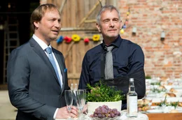 Kurt (Hans-Uwe Bauer, re.) in seiner alten Heimat mit Rozas Schwiegersohn Florian (Thilo Prothmann).
