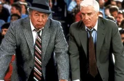 Ed Hocken (George Kennedy, l.) und Frank Drebin (Leslie Nielsen, r.) suchen im weiten Rund des Baseballstadions nach dem Attent&auml;ter ...