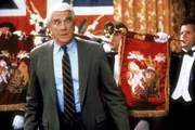 Seine Arbeit nimmt Frank (Leslie Nielsen, vorne) stets ernst: Er beh&auml;lt jeder Lebenslage den Durchblick.