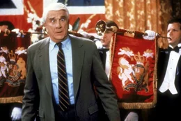 Seine Arbeit nimmt Frank (Leslie Nielsen, vorne) stets ernst: Er beh&auml;lt jeder Lebenslage den Durchblick.