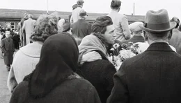 Fritz Siegmann mit Mutter im Arm, Oktober 1955.