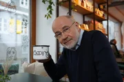 Harald Lesch macht sich auf die Suche nach dem Gl&uuml;ck &ndash; und findet es auch in einem Caf&eacute;.