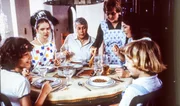 Frau Rabe (Bruni L&ouml;bel) serviert der Familie Schumann Markus (Timmo Niesner), Tanja (Julia Biedermann), Werner (Peter Weck), Angi (Thekla Carola Wied) und Tom (Tarek Helmy) Linsensuppe mit W&uuml;rstchen.
