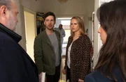Jasmin Wenzel (Susanne Bormann, 2.v.r.) hat ihre Gesch&auml;ftspartnerin erstochen aufgefunden. Hauptkommissar Richard Voss (Jan-Gregor Kremp, l.) und Annabell Lorenz (Stephanie Stumph, r.) sprechen mit ihr, w&auml;hrend ihr Lebensgef&auml;hrte Erik Dieke (Stefan Pohl, 2.v.l.) hinzukommt.
