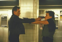 Der Polizist John Moss (James Woods, l.) fackelt nicht lang ...