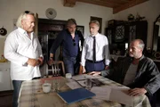 Nowak und Ribarski sind zu Brautmeier gekommen um ihn erneut zu befragen. (v.l.n.r.: Oberstleutnant Helmuth Nowak (Gregor Seberg), Major Carl Ribarski (Stefan J&uuml;rgens), Anwalt Wanka (Hans Piesbergen, Armin Brautmeier (Robert Seethaler)).  "SOKO Wien - Der falsche Mann": Nowak und Ribarski in Brautmeiers Haus.  Fotograf: Stefan Haring