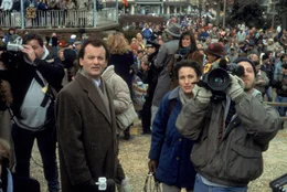 Der Wetteransager Phil (Bill Murray, li.) berichtet mit Kameramann Larry (Chris Elliott, re.) und Produzentin Rita (Andie MacDowell, Mi.) vom j&auml;hrliche stattfindenden Murmeltiertag.