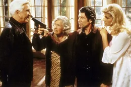 Zwischen Frank (Leslie Nielsen, l.), Muriel (Kathleen Freeman, 2.v.l.), Rocco (Fred Ward, 2.v.r.) und Tanya (Anna Nicole Smith, r.) kommt es zu einem furiosen Finale ...