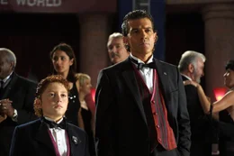 Juni (Daryl Sabara, l.) und Vater Gregorio (Antonio Banderas) k&ouml;nnen es kaum fassen, dass Gregorio nicht oberster Leiter der Spy Kids-Organisation wird.