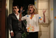 L-R: Phil Dunphy (Ty Burrell), Claire Dunphy (Julie Bowen)