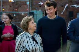 Tante Grazyna (Zofia Czerwinska) findet Gefallen an Kurts Sohn Jens (Alexander Khuon).