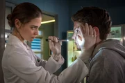 Dr. Grünberg (Laura Berlin, l.) nutzt die ärztliche Untersuchung, um Emil (Julius Störmer, r.) nach seiner häuslichen Situation zu fragen. Doch der Junge redet nicht mit ihr. Dr. Grünberg (Laura Berlin, l.) nutzt die ärztliche Untersuchung, um Emil (Julius Störmer, r.) nach seiner häuslichen Situation zu fragen. Doch der Junge redet nicht mit ihr.