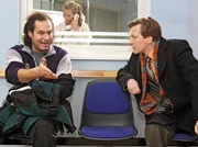 Falko Streibel (Lutz Blochberger, re.) macht Trainer Bernd H&uuml;sche (Silvan-Pierre Leirich, li.) f&uuml;r Ingmars Zusammenbruch verantwortlich. Er setze ihn mit der Profikarriere als Fu&szlig;baller zu sehr unter Druck.