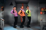 W&auml;hrend K&auml;pt'n Kork (Christian Tramitz, M.), Schrotty (Rick Kavanian, r.) und Mr. Spuck (Michael Bully Herbig, l.) ihre Choreografie f&uuml;r die bevorstehende "Miss Waikiki Wahl" einstudieren, erhalten sie den Auftrag, die Erde zu retten ...