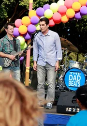 L-R: Gitarrist (Darin Toonder), Phil (Ty Burrell).