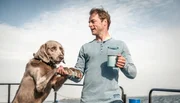 Jacobs (Hinnerk Schönemann) und Hund Holly auf ihrem neuen Hausboot. Jacobs (Hinnerk Schönemann) und Hund Holly auf ihrem neuen Hausboot.