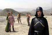 Angef&uuml;hrt von ihrem unfassbar b&ouml;sen Regulator Rogul und seinem unfassbarerweise noch b&ouml;seren Adlatus Jens Maul (Rick Kavanian, r.) f&uuml;hren die Marsianer wenig Gutes im Schilde. Sie planen, den blauen Planeten ihrem roten zu unterwerfen. Da schickt K&ouml;nigin Metapha (Anja Kling, l.) ihre letzte Hoffnung (Til Schweiger, 2.v.l., Christian Tramitz, M., Michael Bully Herbig, 2.v.r.) auf eine Zeitreise, um die Erde zu retten ...