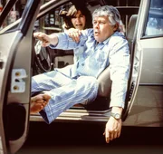 Angi (Thekla Carola Wied) versucht verzweifelt zu verhindern, dass Werner (Peter Weck) im Pyjama aus dem Auto steigt.