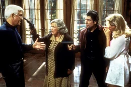 Das Gangstertrio, Rocco (Fred Ward, 2.v.r.), seine Freundin Tanya (Anna Nicole Smith, r.) und seine Mutter Muriel (Kathleen Freeman, 2.v.l.) kommen dem Undercover-Agenten Frank (Leslie Nielsen, l.) auf die Schliche. Kann er sich aus dieser ausweglosen Situation befreien?
